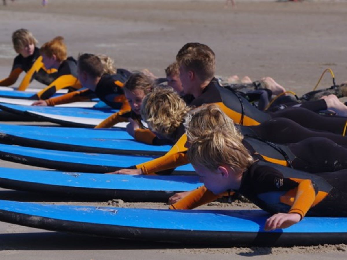 Surfen lernen am Strand von Bergen aan Zee